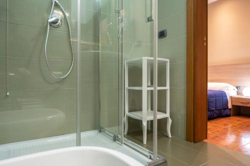 卡鲁尼亚玛丽娜B&B a due passi dal mare的带淋浴、卫生间和盥洗盆的浴室