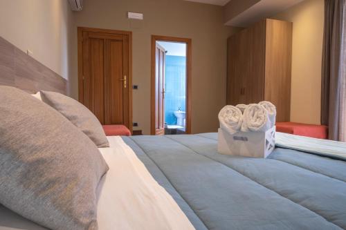 卡鲁尼亚玛丽娜B&B a due passi dal mare的一间卧室配有带毛巾的床