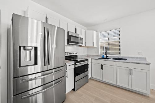 默特尔比奇Serendipity的厨房配有不锈钢用具和白色橱柜