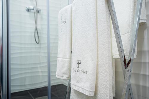 纳扎雷Casa Fonte Nova的浴室内架上的毛巾