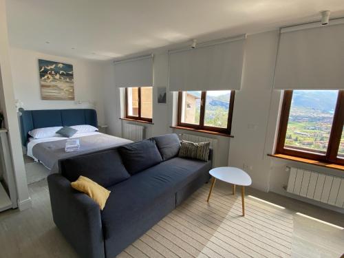 滕诺Garda View Apartment的客厅配有沙发和1张床