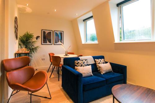 红山Furness House by Pay As U Stay的客厅配有蓝色的沙发和桌子
