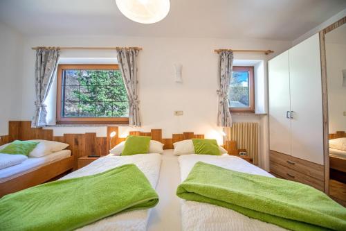 拉伊翁Bonichhof的卧室内的两张床,配有绿色毛巾