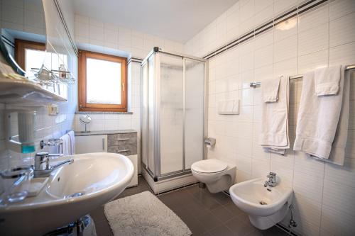 拉伊翁Bonichhof的一间带水槽、卫生间和淋浴的浴室