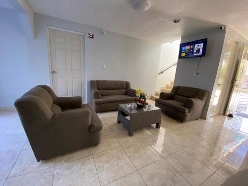 坎佩切Hotel Murallas Capital的客厅配有两张沙发和一台电视机