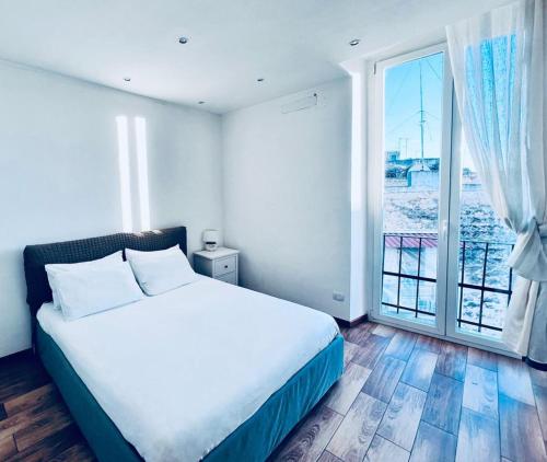 巴里Macario Apartment in the Old Town的一间卧室设有一张床和一个大窗户