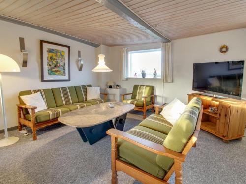 BredebroHoliday Home Davinia - 29km from the sea in Western Jutland by Interhome的带沙发、桌子和电视的客厅