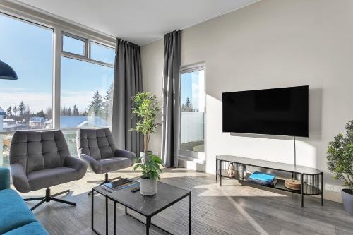 塞尔福斯贝拉公寓及客房的客厅配有蓝色的沙发和电视