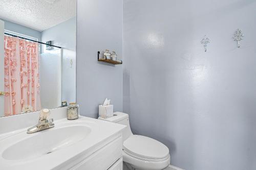 夏洛特Locked In的白色的浴室设有水槽和卫生间。