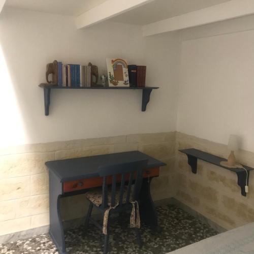 鲁蒂利亚诺Casa Pina的一间设有一张桌子的房间,墙上有书架