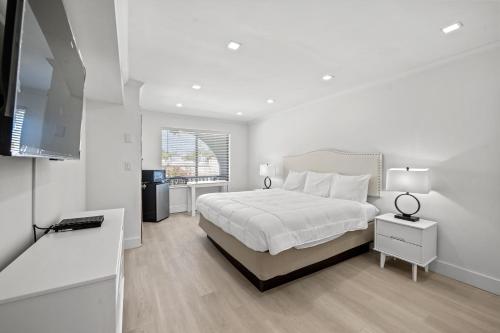 默特尔比奇Serendipity的白色的卧室设有一张大床和一个窗户