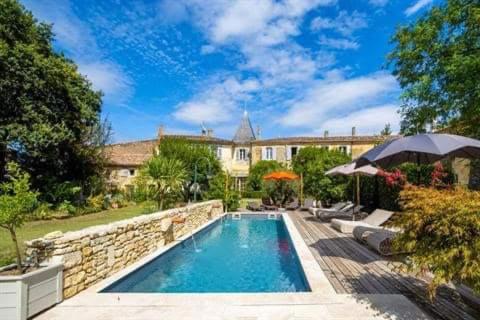 布莱Le Clos Réaud的一座带石墙的庭院内的游泳池
