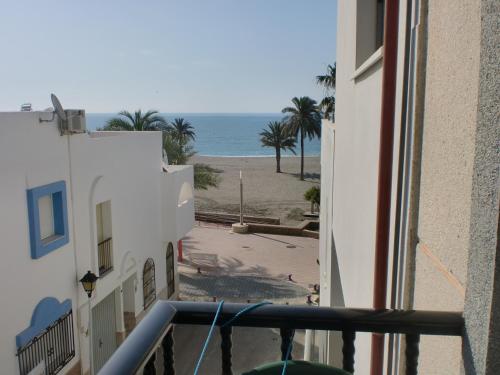 卡沃内拉斯Pensión Las Palmas的享有海滩美景的阳台