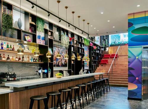 巴黎citizenM Paris Opera的酒吧餐厅,带凳子