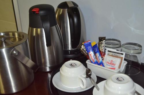 Staybridge Riverside Hotel & Spa的咖啡和沏茶工具