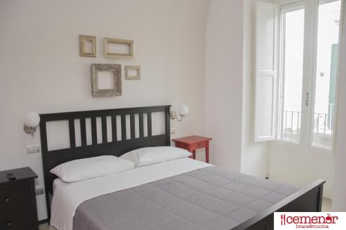 鲁沃迪普利亚B&B Cemener的卧室配有白色大床和白色枕头
