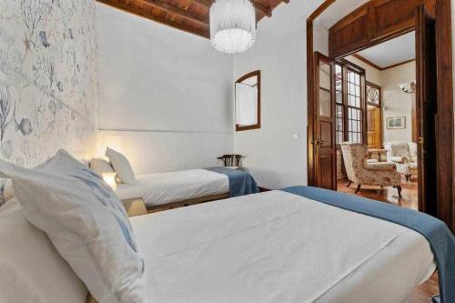 阿雷西费Valls De Quintana Casa Emblemática Arrecife的一间带两张床的卧室和一间客厅