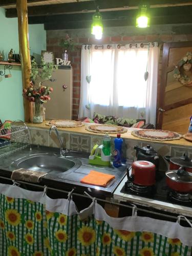 博尼图Pousada Taruma Challes 02的厨房配有水槽和炉灶 顶部烤箱