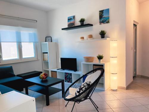 格雷巴蒂卡Sea View Apartments的客厅配有沙发和椅子