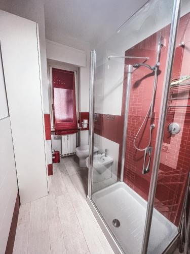 科莱尼奥MYHOUSE INN SUITE PARADISO - Affitti Brevi Italia的带淋浴、盥洗盆和卫生间的浴室