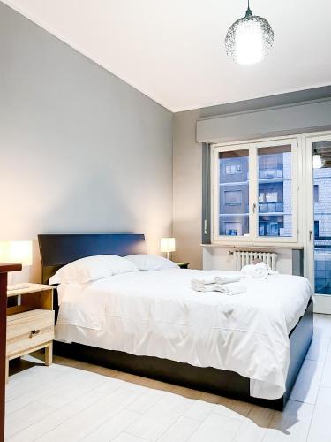 科莱尼奥MYHOUSE INN SUITE PARADISO - Affitti Brevi Italia的一间卧室设有一张大床和一个窗户。