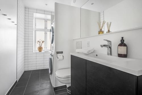 哥本哈根NABO Hotel Apartments的白色的浴室设有卫生间和水槽。