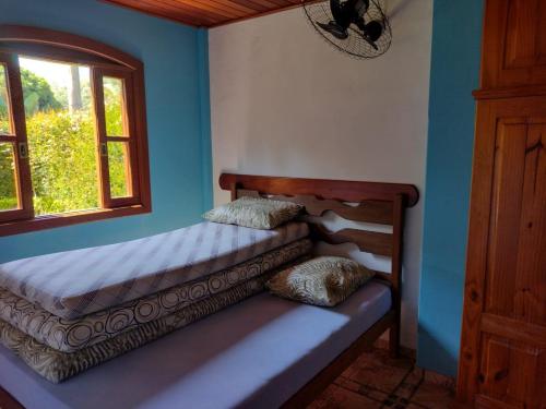 卢米亚Casa Temporada em Lumiar的带窗户的客房内的两张床