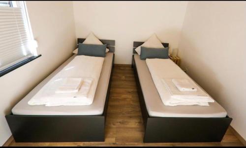 MüllenbachB&B Malú am Ring的卧室的小房间设有两张床