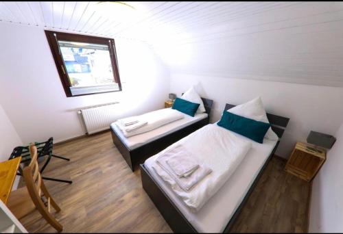 MüllenbachB&B Malú am Ring的客房设有床、沙发和窗户。