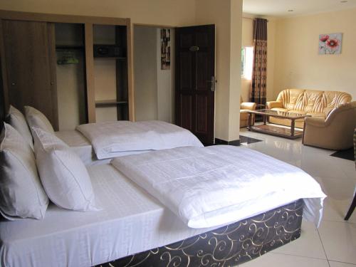 吉塞尼吉塞尼斯泰普酒店的一间卧室配有两张带白色床单的床