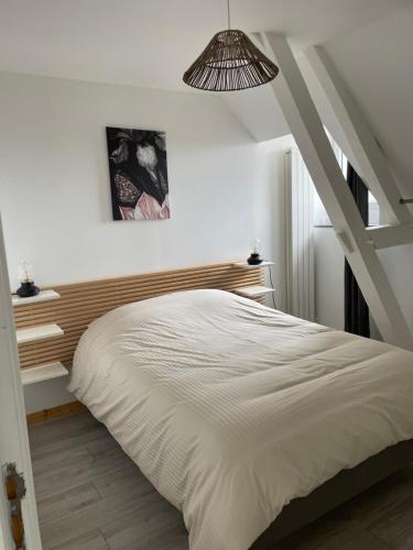 Gîte Le Riviéra的卧室内的一张床位,设有阁楼