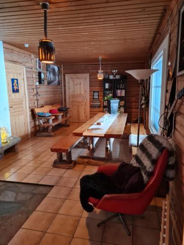 卡亚尼Nauti luonnon rauhasta Jataniemen Uittotuvassa.的客厅配有桌子和红色椅子