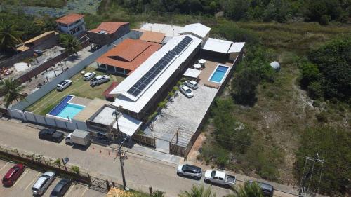 伊塔齐米林Pousada Ilha de Itacimirim的享有带游泳池的房屋的空中景致