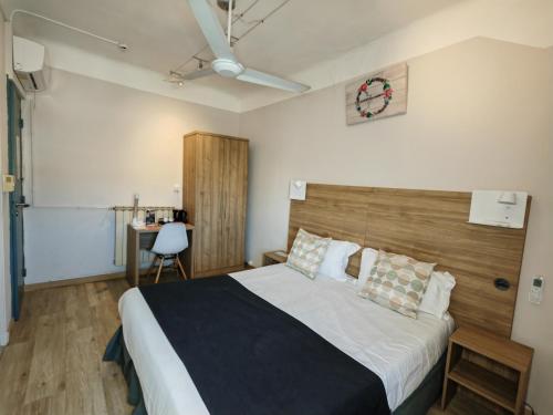 拉西约塔薰衣草酒店的一间卧室配有一张大床和木制床头板