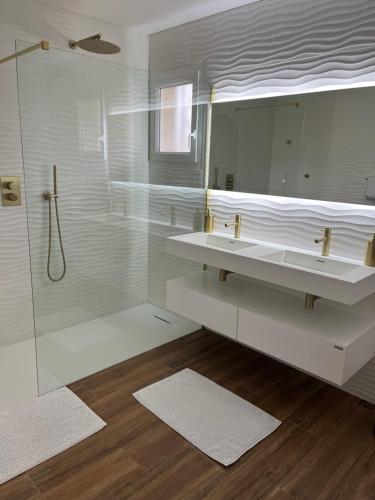 阿雷斯Chambres d'Hôtes Villa La Louisiane的白色的浴室设有2个盥洗盆和淋浴。
