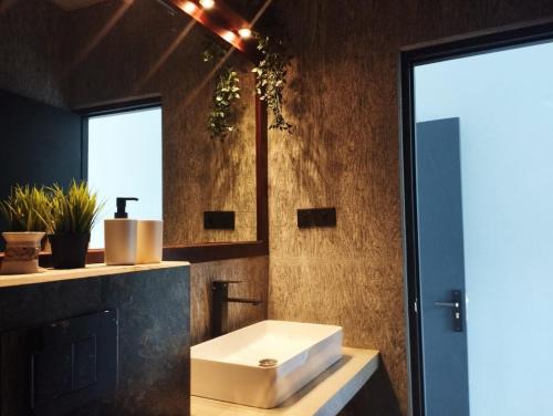 KatugastotaAura Residence的一间带水槽和镜子的浴室
