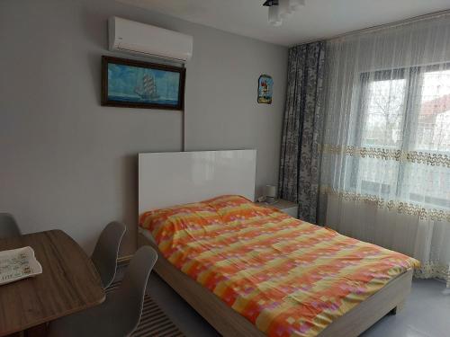 南埃福列EL Mar的一间卧室配有一张床、一张桌子和一个窗户。