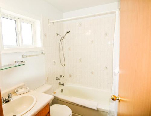 彭蒂克顿海岸线度假公寓汽车旅馆的带浴缸、盥洗盆和卫生间的浴室
