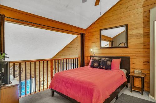 布兰森3 Bedroom Log Cabin Condo close to Everything!的一间带一张床铺的卧室,位于带镜子的阳台