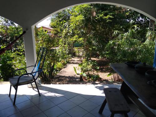 戈亚斯州上帕莱索Casa dos Buritis-no centro turístico的庭院配有桌椅和桌子。