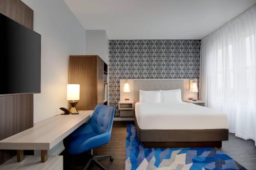 亚特兰大亚特兰大市中心万怡酒店的酒店客房配有一张床、一张书桌和一台电脑