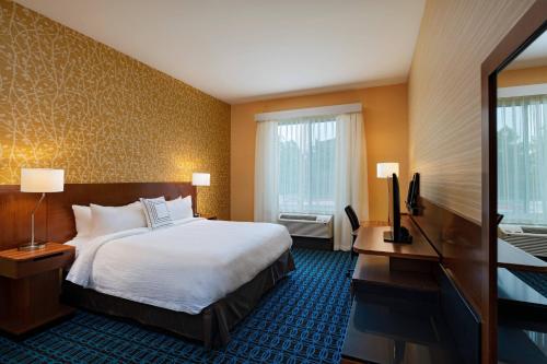 RichmondFairfield Inn & Suites Houston Richmond的酒店客房,配有床和电视