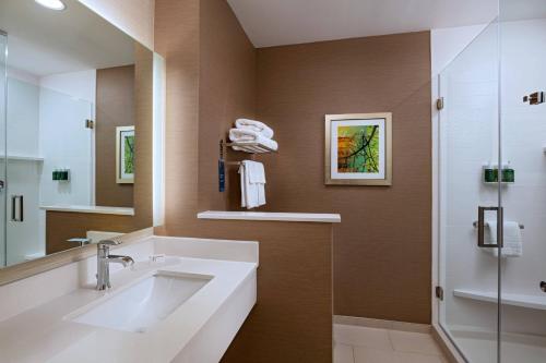 RichmondFairfield Inn & Suites Houston Richmond的一间带大水槽和淋浴的浴室