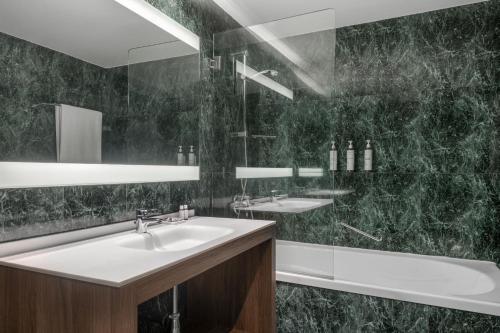 萨莫拉萨莫拉生活方式万豪AC酒店的浴室配有白色水槽和淋浴。