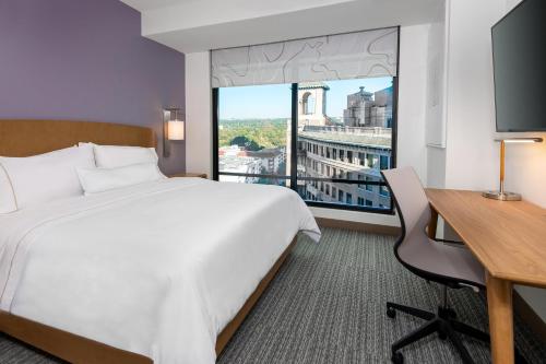 亚特兰大Element Atlanta Midtown的配有一张床、一张书桌和一扇窗户的酒店客房