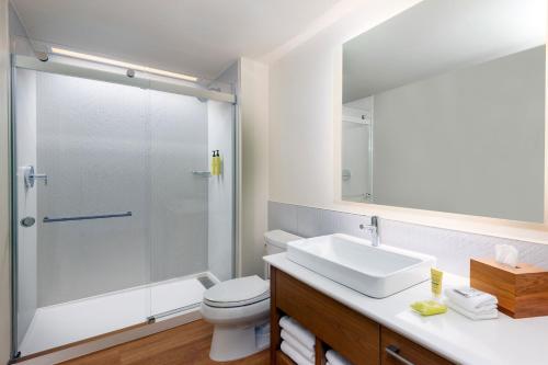 亚特兰大Element Atlanta Midtown的浴室配有卫生间、盥洗盆和淋浴。