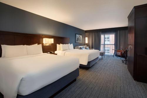 伍斯特伍斯特万怡酒店的酒店客房配有两张床和一张书桌