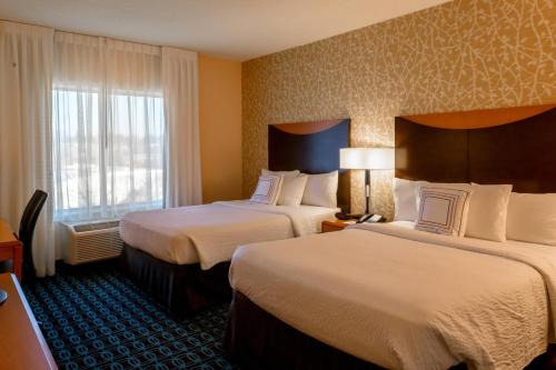 肯尼特斯奎尔费尔菲尔德客栈加肯尼特广场套房的酒店客房设有两张床和窗户。