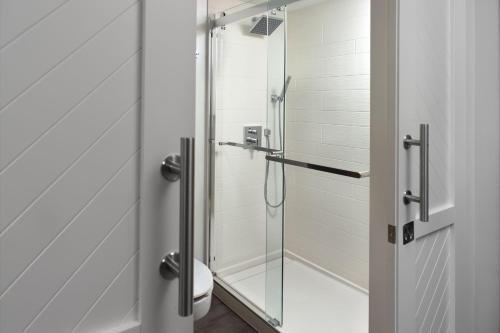 欧弗兰帕克堪萨斯城欧弗兰帕克万豪酒店的带卫生间的浴室内的玻璃淋浴间