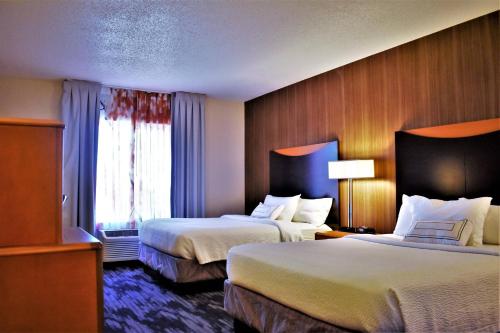 斯特拉斯堡斯特拉斯堡谢南多厄河谷费尔菲尔德套房酒店的酒店客房设有两张床和窗户。